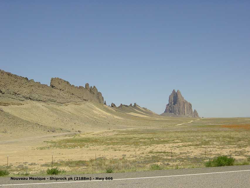 Shiprock, la montagne sacre des indiens, et son arte de lave